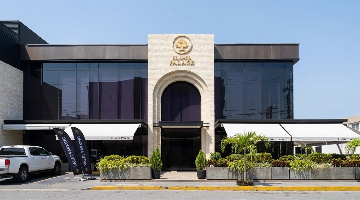 Fachada de El Amir Palace en Lechería, con su entrada en arco y el cedro dorado